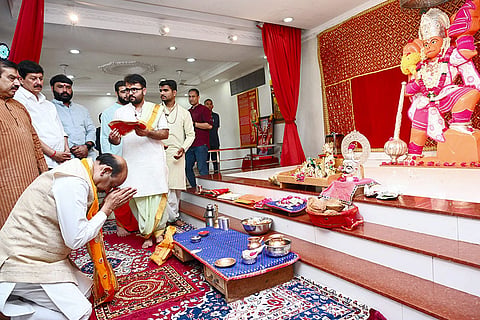 Om Birla offering prayer at Pitreshwar Hanuman Dham